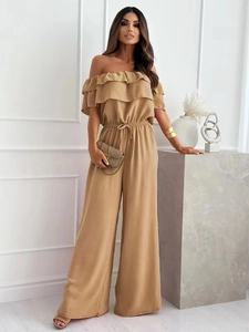 Detail eines khakifarbenen Off-Shoulder-Jumpsuits mit Rüschen und Kordelzug in der Taille