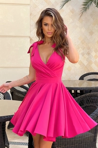 Détail de la robe d'été fuchsia avec nœuds aux épaules et design croisé à décolleté en V