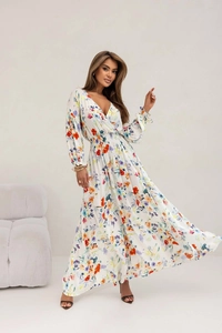 Détail macro de robe longue florale col V avec imprimé délicat et poignets élastiques
