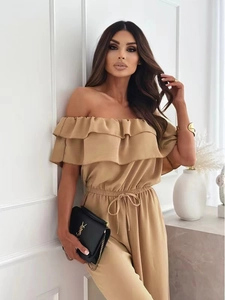 Detail des Off-Shoulder-Rüschen-Ausschnitts und Kordelzugs am khakifarbenen Jumpsuit