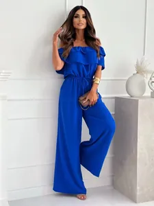 Detail eines königsblauen Off-Shoulder-Jumpsuits mit Rüschenausschnitt und Kordelzug