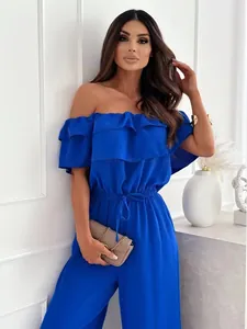 Detail eines königsblauen Jumpsuits mit Rüschen-Ausschnitt und Taillenband