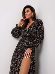 Vue détaillée de la taille smockée et de l'imprimé floral rose sur robe longue noire