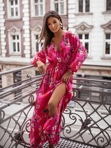 Détail de robe longue fleurie rouge rose montrant col en V profond et fente haute