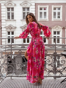 Détail d'une robe longue à imprimé fleuri avec fente haute et manches lanternes
