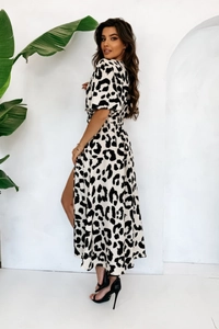 Détail d'une robe longue léopard avec col en V, fente haute et ceinture de taille chic