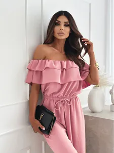 Detail eines rosa schulterfreien Jumpsuits mit Rüschen und verstellbarem Kordelzug in der Taille