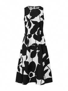 Detail of round neck and sleeveless cut on black and white floral midi dress