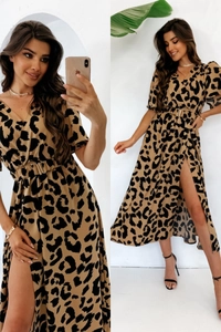 Détail de la robe longue léopard avec col en V, ceinture à la taille et fente haute chic