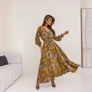 Robe longue fleurie jaune à col en V, manches lanternes et fente latérale bohème