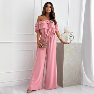Eleganter rosa Off-Shoulder Jumpsuit mit Rüschen und weitem Bein für einen stilvollen Look