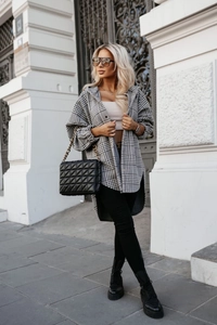 Stile street outdoor di una giacca a quadri lunga con cappuccio e orlo arrotondato