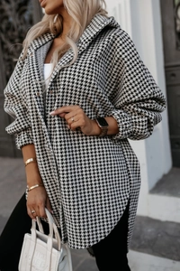 Scatto street style di una giacca a camicia in lana pied de poule bianca e nera oversize