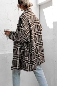 Vue détaillée du manteau épais en laine à motif pied-de-poule avec grandes poches