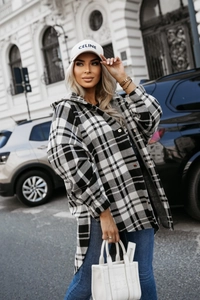 Scatto esterno di una giacca a quadri oversize bianca e nera con spalle scese