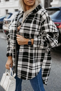 Vista street style della giacca oversize a quadri bianchi e neri con calda trama spazzolata