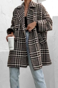 Détail d'un manteau en laine pied-de-poule marron avec revers et coupe large