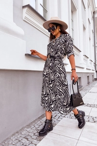 Détail de la robe chemise zébrée avec une ceinture en cuir noir et boucle dorée