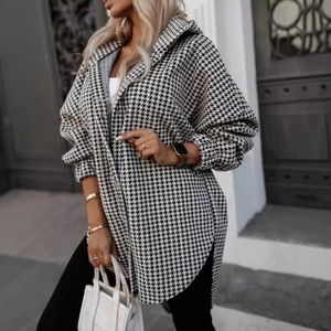 Giacca da donna oversize con cappuccio, motivo pied de poule e orlo curvo alla moda