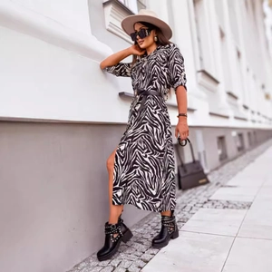 Robe chemise imprimé zèbre avec ceinture et fente latérale en style urbain extérieur