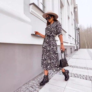 Robe chemisier imprimé zèbre pour femme avec ceinture noire et accessoires style urbain