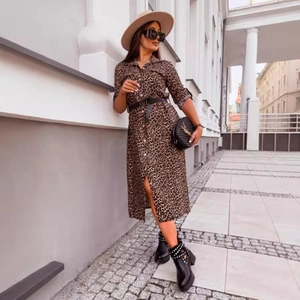 Robe chemise chic à imprimé léopard avec ceinture, chapeau large et sac noir