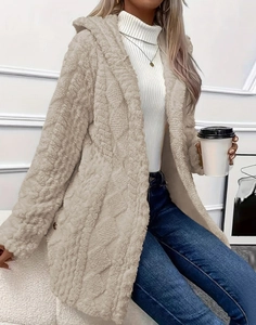 Détail d'une veste beige en polaire sherpa avec motif losanges et capuche douce