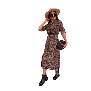 Robe chemise midi léopard à manches longues avec ceinture noire et fente latérale