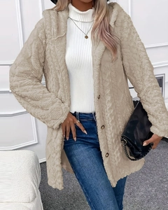 Détail de la texture polaire teddy beige et des boutons à simple boutonnage sur le manteau
