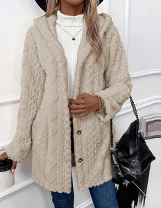 Détail du manteau à capuche en polaire beige avec boutons ambrés et texture pelucheuse