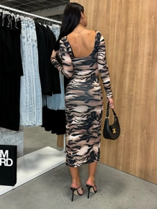 Vue détaillée du dos nu en U profond de la robe moulante avec imprimé tigre chic