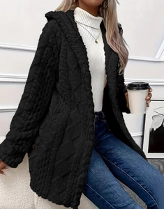 Détail du cardigan noir en polaire teddy à texture losange avec capuche confortable