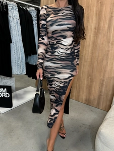 Détail d'une robe moulante à manches longues avec imprimé animal et fente latérale sexy
