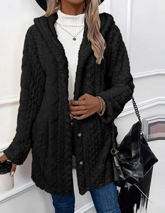 Détail de la veste noire en laine d'agneau à capuche avec texture en spirale et boutons