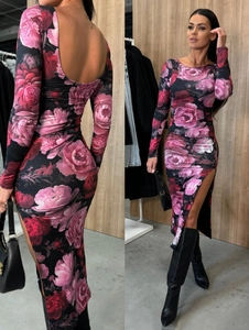 Robe fleurie moulante avec imprimé roses, manches longues, fente et dos nu plongeant