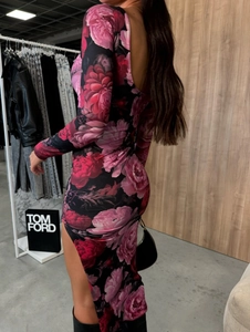 Détail de la robe fleurie avec fente haute et design élégant à dos ouvert
