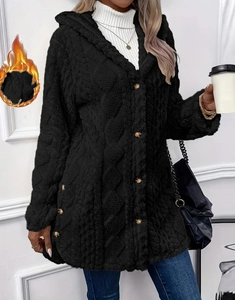 Détail de la veste noire à capuche en polaire pour femme avec motif losange et boutons