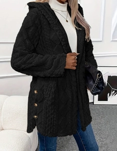 Détail du cardigan à capuche en laine d'agneau noire avec texture torsadée et boutons