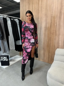 Détail de la fente latérale haute et de l'imprimé floral rose sur cette robe ajustée chic