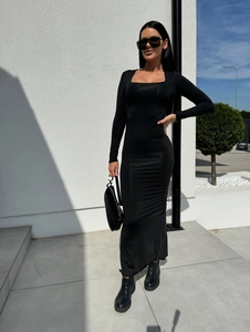 Détail de la robe maxi noire ajustée à encolure carrée et manches longues pour femmes