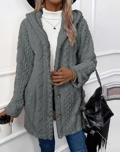 Détail de la texture polaire grise et des boutons élégants sur ce manteau chaud à capuche