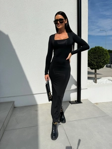 Robe longue noire moulante avec col carré rétro et fente latérale pour un look chic