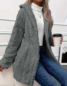 Détail du manteau gris en laine d'agneau à capuche avec motif texturé à losanges