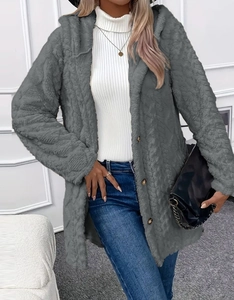 Détail de la texture d'un manteau gris en polaire à capuche avec boutons et peluche douce