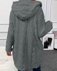 Vue arrière d'un cardigan gris à capuche avec grosse maille torsadée et texture polaire