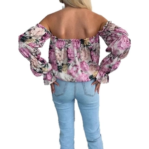 Top da donna con spalle scoperte, maniche lunghe, stampa di peonie rosa e vista posteriore