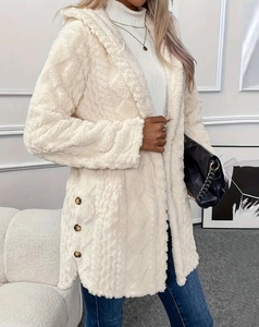 Détail de la veste à capuche en polaire crème avec texture torsadée et boutons