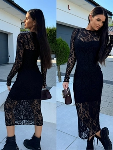 Détail de la texture en dentelle florale sur une robe mi-longue noire ajustée en dentelle