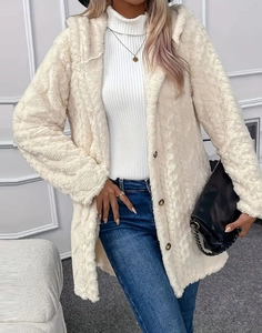 Détail de la veste sherpa blanc crème avec fermeture à boutons et capuche pour l'automne