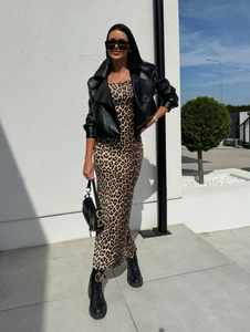 Robe longue moulante à motif léopard avec veste en cuir noir et bottines à plateforme
